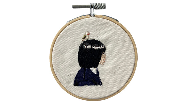 少女と鳥の刺繍