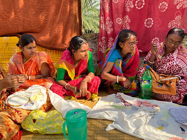 インド女性4人刺繍-